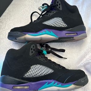 Air Jordan 5 retro BLACK GRAPE GS size 5 **MINT CONDITION**
